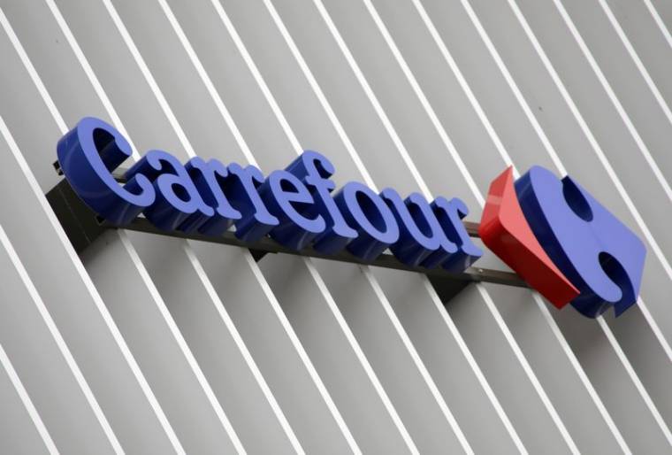 Le logo de Carrefour dans un hypermarché à Nice