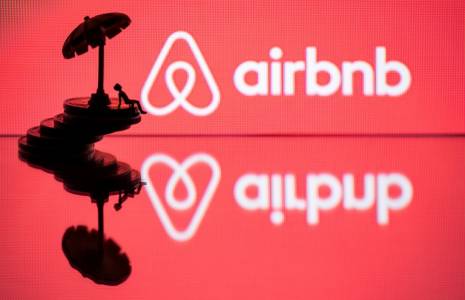 Le Sénat débat mardi de plusieurs mesures de régulation du marché des meublés touristiques comme Airbnb ( AFP / JOEL SAGET )