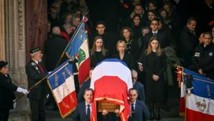 Caroline Collomb (c) et ses filles suivent le cercueil de Gérard Collomb au cours de ses funérailles, à la cathédrale Saint-Jean à Lyon, le 29 novembre 2023 ( AFP / Olivier CHASSIGNOLE )
