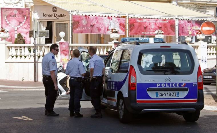 FRANCE: UN POLICIER BLESSÉ À L'ARME BLANCHE À CANNES, SON AGRESSEUR "NEUTRALISÉ", DIT DARMANIN