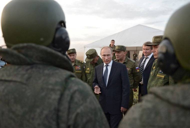 PHOTO D'ARCHIVES : Le président russe Vladimir Poutine s'entretient avec des militaires lors d'un exercice d'entraînement, dans la région d'Orenbourg (Russie)