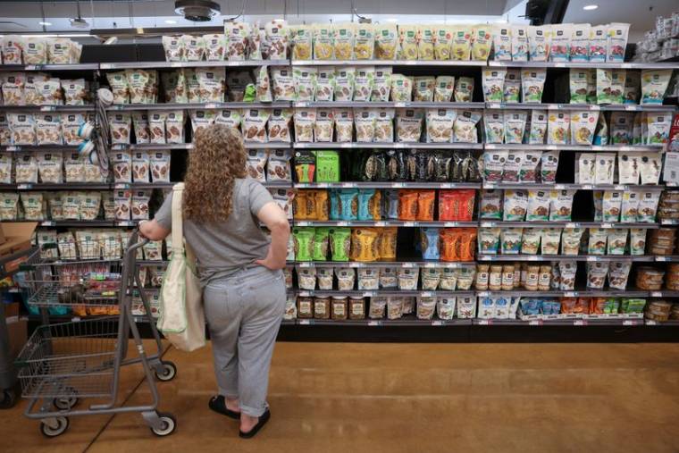 Une personne fait ses courses dans un supermarché à Manhattan, New York