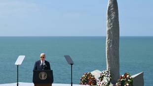 Joe Biden prononce un discours à la pointe du Hoc à Cricqueville-en-Bessin, dans le  Calvados, le 7 juin 2024 ( AFP / SAUL LOEB )