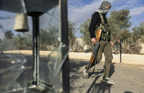 Un combattant rebelle dans une base militaire à Damas, le 26 décembre 2024. ( AFP / Sameer Al-DOUMY )