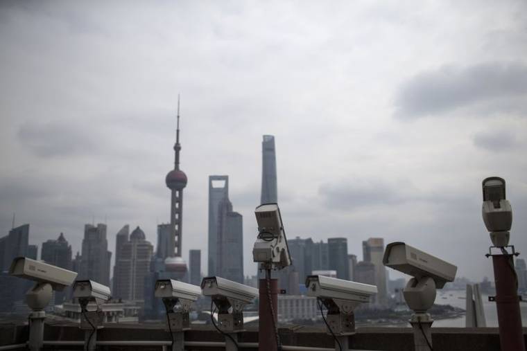 Des caméras de sécurité sont photographiées sur un bâtiment du Bund, en face du quartier financier de Pudong à Shanghai