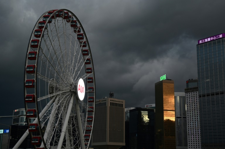 Nuages d'orage au-dessus de Hong Kong, le 5 septembre 2024, alors que le super typhon Yagi se dirige vers la Chine ( AFP / Peter PARKS )