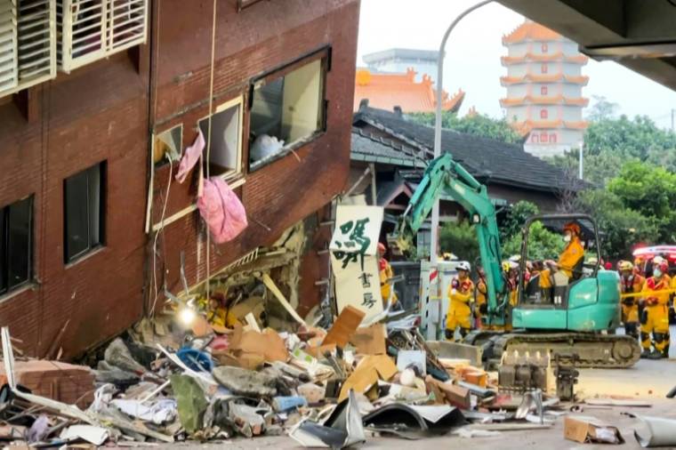 Image tirée d'une vidéo de l'AFPTV, le 3 avril 2024, de secouristes à la recherche de survivants dans un bâtiment endommagé par un puissant séisme, à Hualien, sur l'île de Taïwan ( AFPTV / STR )