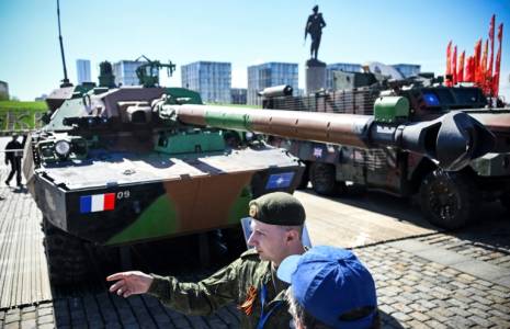 Un char français AMX-10 pris par les forces russes en Ukraine et exposé à Moscou, le 1er mai 2024 ( AFP / Alexander NEMENOV )