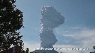 Indonésie: le volcan Ibu projette une énorme colonne de cendres