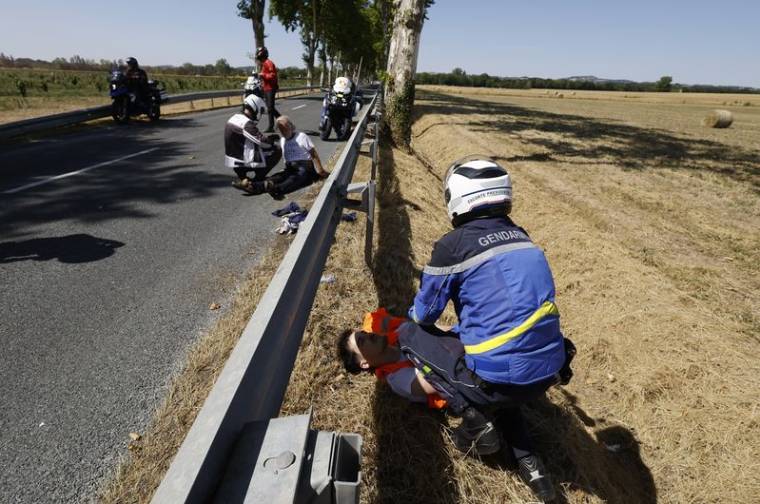 Des gendarmes assistent des personnes sur une étape du Tour de France