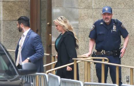 L'actrice de films X Stormy Daniels (c) à la sortie du tribunal de Manhattan, le 9 mai 2024 à New York ( AFP / Charly TRIBALLEAU )