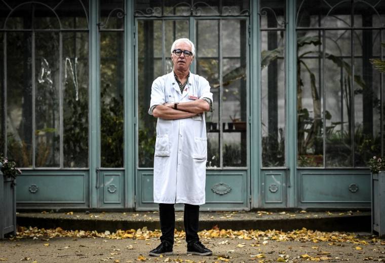 L'infectiologue Gilles Pialoux devant l'hôpital Tenon, à Paris, le 28 octobre 2020. ( AFP / STEPHANE DE SAKUTIN )