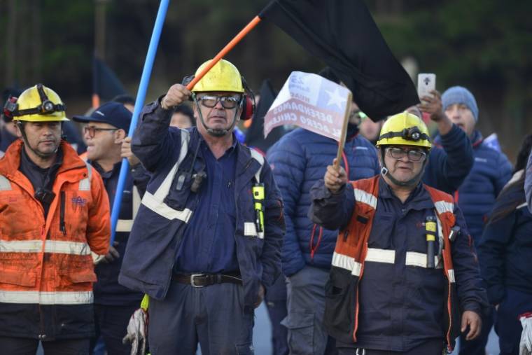 Les métallurgistes protestent contre la fermeture éventuelle de l'usine de Huachipato dans la ville de Talcahuano, au Chili, le 4 avril 2024 ( AFP / GUILLERMO SALGADO )