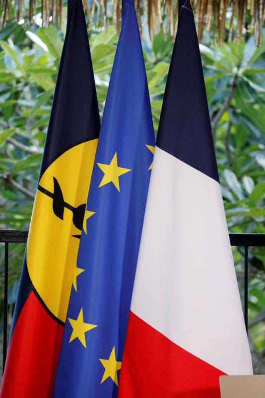 Les drapeaux de la Nouvelle-Calédonie, de l'Union européenne et de la France à la résidence du haut-commissaire français Louis Le Franc à Nouméa