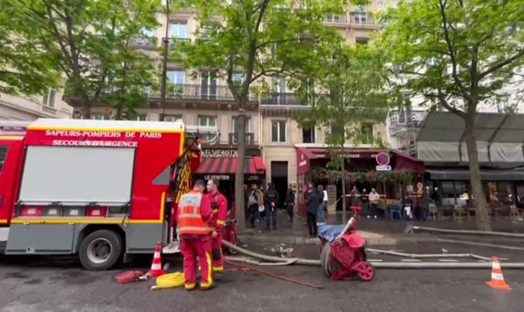 Au moins trois morts dans un incendie à Paris: les pompiers encore sur place