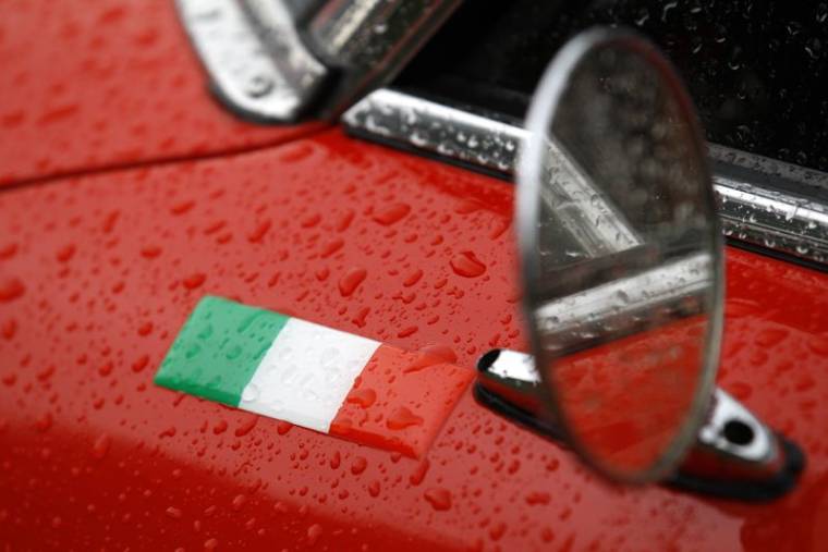 Le drapeau italien sur une Alfa Romeo Spider