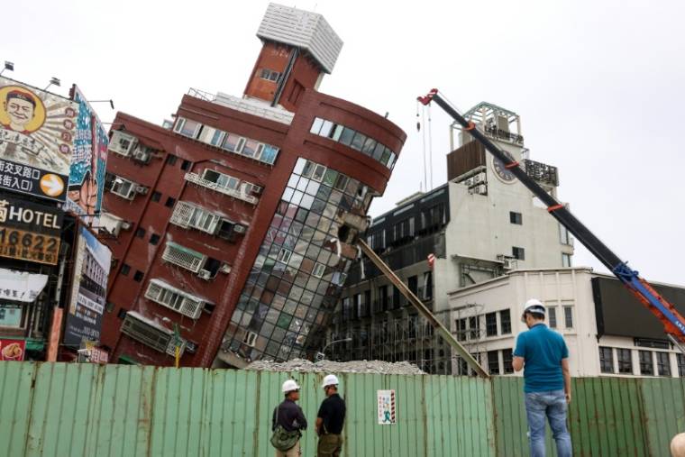 Démolition de l'immeuble Uranus endommagé par un séisme, le 5 avril 2024 à Hualien (Taïwan) ( AFP / I-Hwa CHENG )