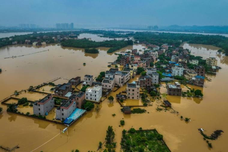 Vue aérienne des inondations à Qingyuan, dans la province du Guangdong, le 22 avril 2024 dans le sud de la Chine ( AFP / STR )