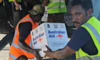 De l'aide humanitaire embarquée à bord d'un C-130 de l'armée de l'air australienne pour être convoyée sur le site du meurtrier glissement de terrain dans la province d'Enga, à Port Moresby le 29 août 2024 ( AFP / STR )