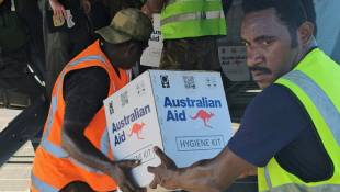 De l'aide humanitaire embarquée à bord d'un C-130 de l'armée de l'air australienne pour être convoyée sur le site du meurtrier glissement de terrain dans la province d'Enga, à Port Moresby le 29 août 2024 ( AFP / STR )
