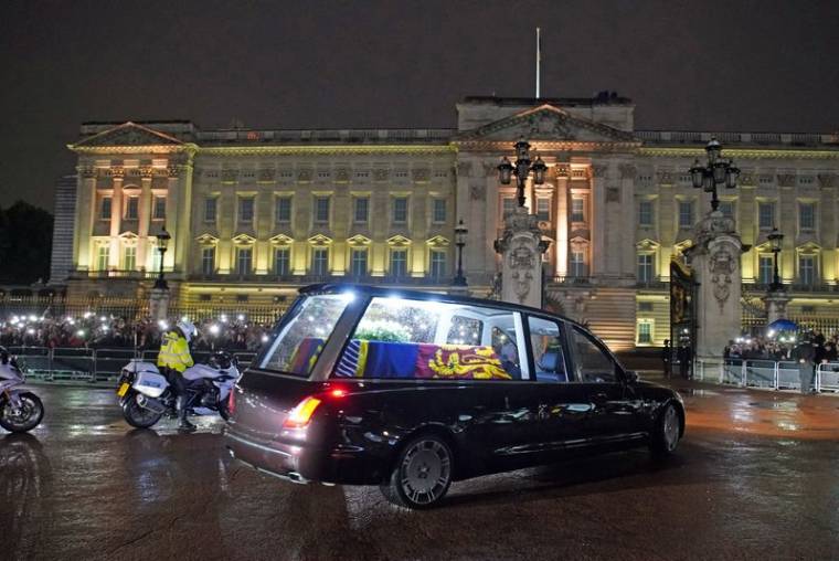 Le véhicule transportant le cercueil de la reine Elizabeth II arrive au palais de Buckingham à Londres