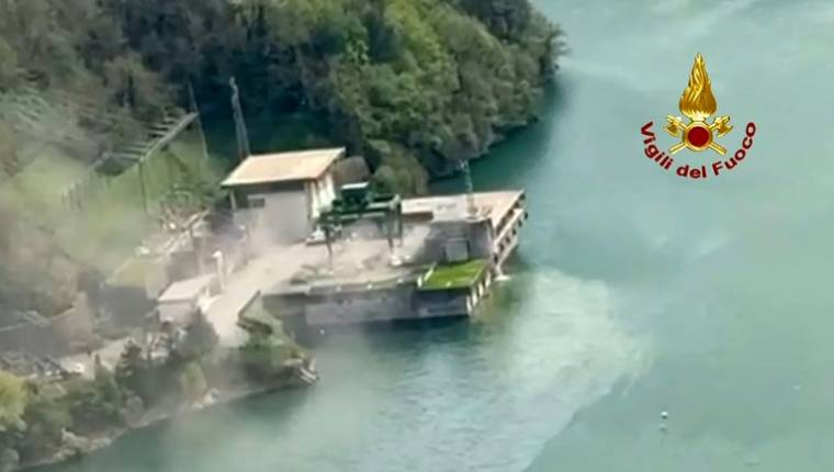 Vue aérienne de la centrale hydroélectrique Enel Green Power sur le lac Suviana, dans le centre de l'Italie, près de Bologne, le 9 avril 2024, image fournie par le corps italien des pompiers ( Vigili del Fuoco / Handout )
