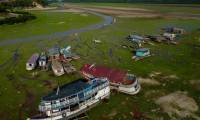 Des bateaux échoués dans le lac Lago do Aleixo asséché, le 29 septembre 2023 à Manaus, dans l'Etat d'Amazonas, au Brésil ( AFP / MICHAEL DANTAS )