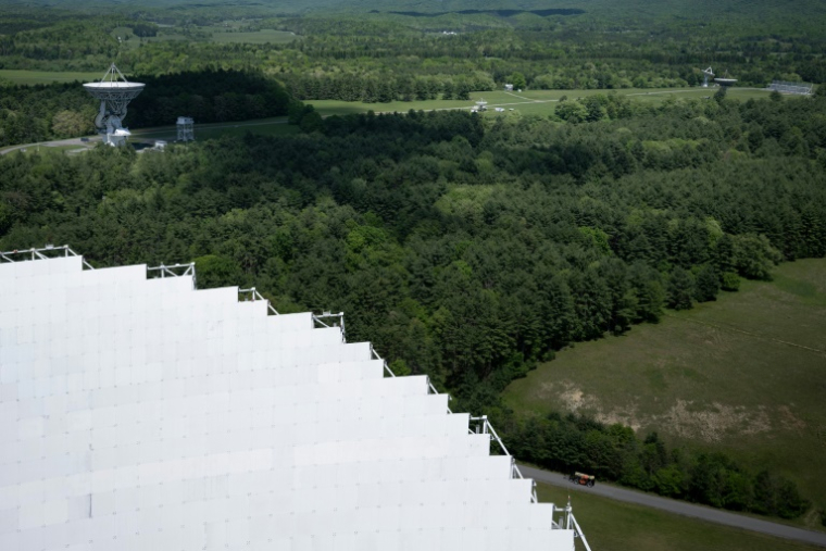 Un radiotélescope hors d'usage est vu au loin depuis la parabole de 100 mètres du radiotélescope de l'observatoire de Green Bank, le 21 mai 2024 en Virginie-Occidentale ( AFP / Brendan Smialowski )