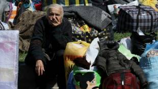 Une vieille dame réfugiée du Nagorny Karabakh attend au milieu d'effets personnels à Goris, en Arménie, le 29 septembre 2023 ( AFP / ALAIN JOCARD )