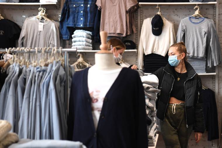 Un magasin de vêtements, le 28 novembre 2020 à Paris, jour de la réouverture après un mois de confinement. ( AFP / ALAIN JOCARD )