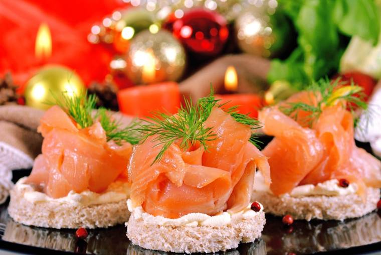 Table de fêtes dressée avec toasts au saumon en aumonière et décoration de Noël