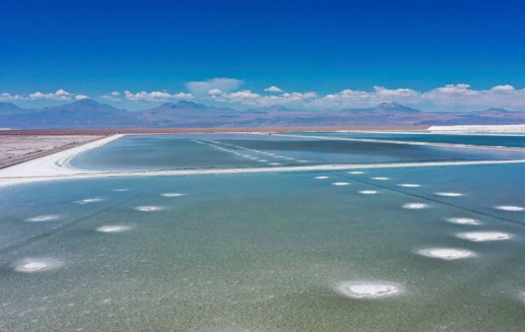 Vue aérienne des bassins de saumure et des zones de traitement de la mine de lithium de la société chilienne SQM, le 12 septembre 2022 à Calama, dans le désert d'Atacama, au Chili ( AFP / Martin BERNETTI )