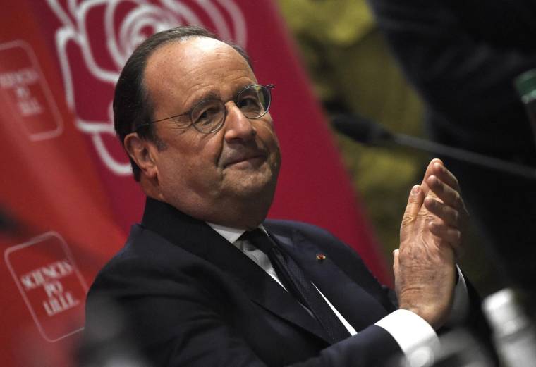 L'ancien président François Hollande à Lille, en décembre 2021. ( AFP / FRANCOIS LO PRESTI )