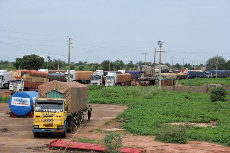 La nourriture et l'aide s'accumulent à la frontière du Niger à cause des sanctions