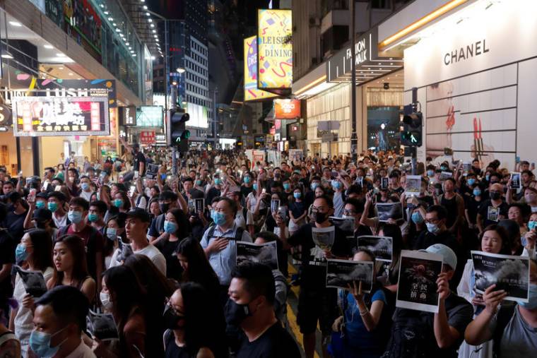 RÉVOLTE DE MANIFESTANTS À HONG KONG APRÈS UN TIR À BALLE RÉELLE DE LA POLICE