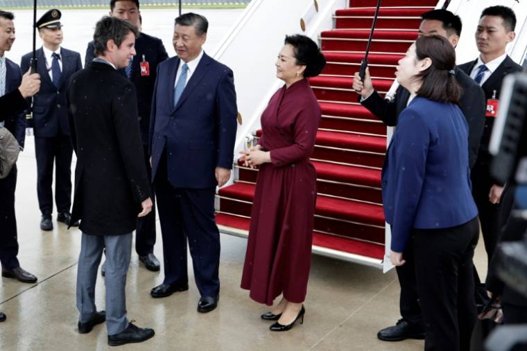Le président chinois Xi Jinping et son épouse Peng Liyuan accueillis à leur descente d'avion par le Premier ministre français Gabriel Attal (G), le 5 mai 2024 à l'aéroport d'Orly ( POOL / STEPHANE DE SAKUTIN )