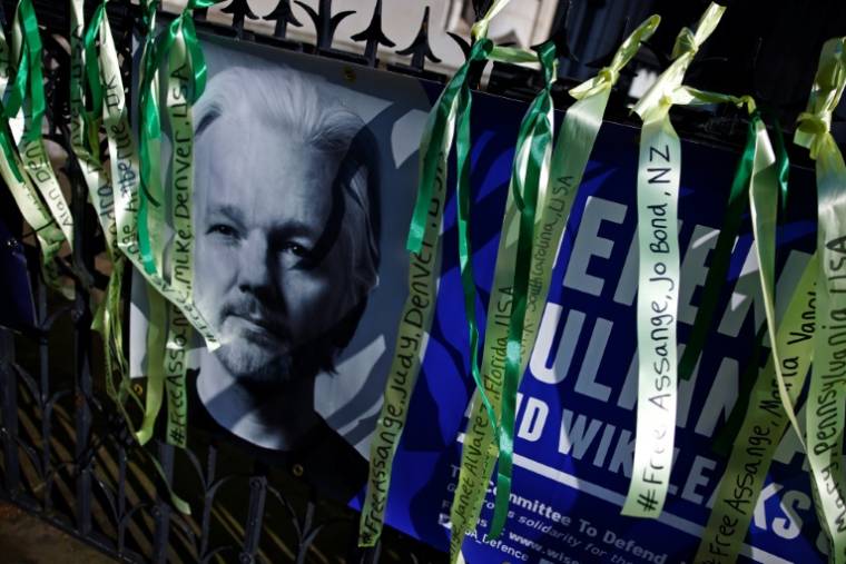 Un portrait de Julian Assange, fondateur de WikiLeaks, devant la Haute Cour de justice britannique, le 20 mai 2024 à Londres ( AFP / BENJAMIN CREMEL )