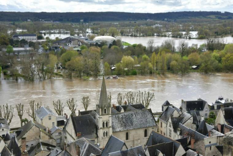 La ville de Chinon (Indre-et-Loire) touchées par d'importantes crues, le 31 mars 2024 ( AFP / Pascal LACHENAUD )