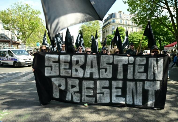 Plusieurs centaines de militants d'ultradroite défilent le 11 mais 2024 à Paris à l'appel d'un "Comité du 9-mai" pour commémorer la mort de l'un d'entre eux, Sébastien Deyzieu, décédé accidentellement en 1994 ( AFP / Miguel MEDINA )