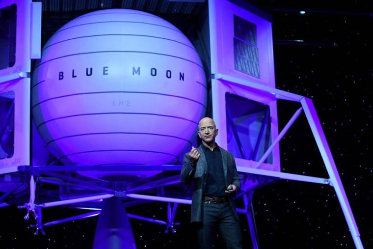 Photo d'archives du patron d'Amazon Jeff Bezos qui dévoile la fusée d'exploration lunaire d'exploration spatiale de sa société spatiale Blue Origin appelée Blue Moon