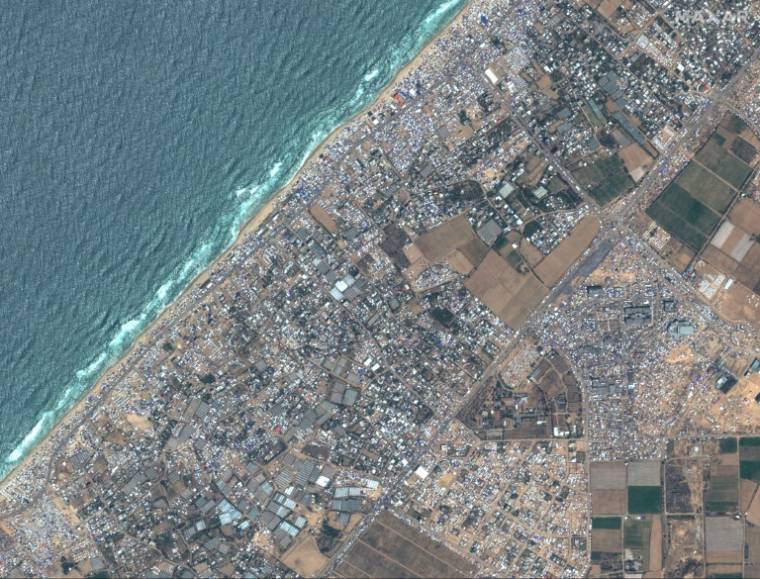 Image satellite diffusée par Maxar Technologies, le 15 mai 2024, montrant des tentes de Palestiniens déplacés dans le camp de Mawasi près de Rafah, dans le sud de la bande de Gaza ( Satellite image ©2024 Maxar Technologies / - )
