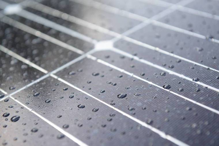 Technologie : les panneaux solaires fonctionnent aussi en cas de pluie / iStock.com - Split Second Stock