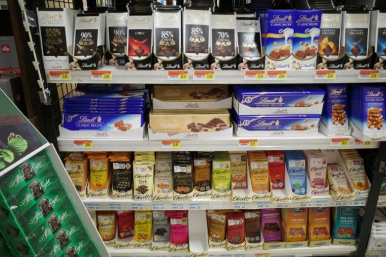 Des barres de chocolat sont disposées sur les étagères d'un supermarché local à Washington, le 27 mars 2024 ( AFP / MANDEL NGAN )