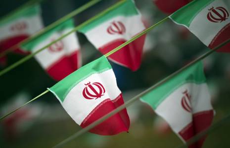 Photo d'archives: Les drapeaux nationaux de l'Iran sont vus sur une place de Téhéran
