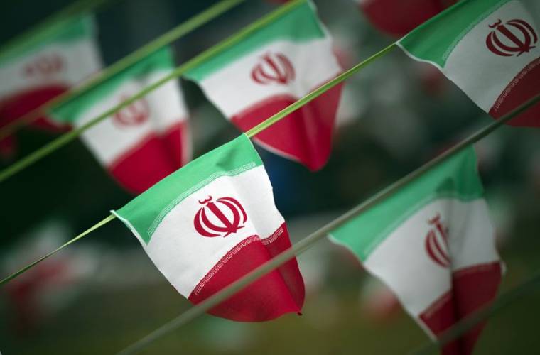 Photo d'archives: Les drapeaux nationaux de l'Iran sont vus sur une place de Téhéran