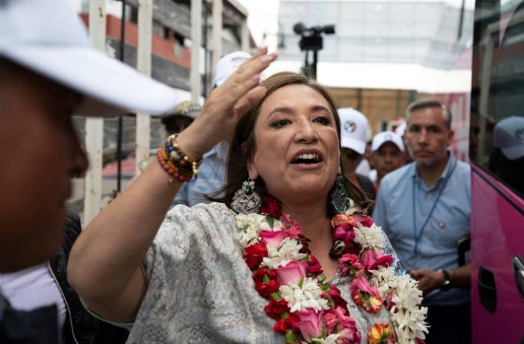 La candidate de l'opposition à l'élection présidentielle du 2 juin au Mexique, l'ex-sénatrice de centre-droit Xochitl Galvez, salue ses supporteurs lors d'un meeting à Atlacomulco près de la capitale Mexico le 24 mai 2024 ( AFP / Yuri CORTEZ )