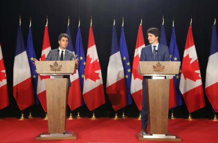 Le Premier ministre canadien Justin Trudeau (d) et son homologue français Gabriel Attal lors d'une conférence de presse, le 11 avril 2024 à Ottawa ( AFP / PATRICK DOYLE )