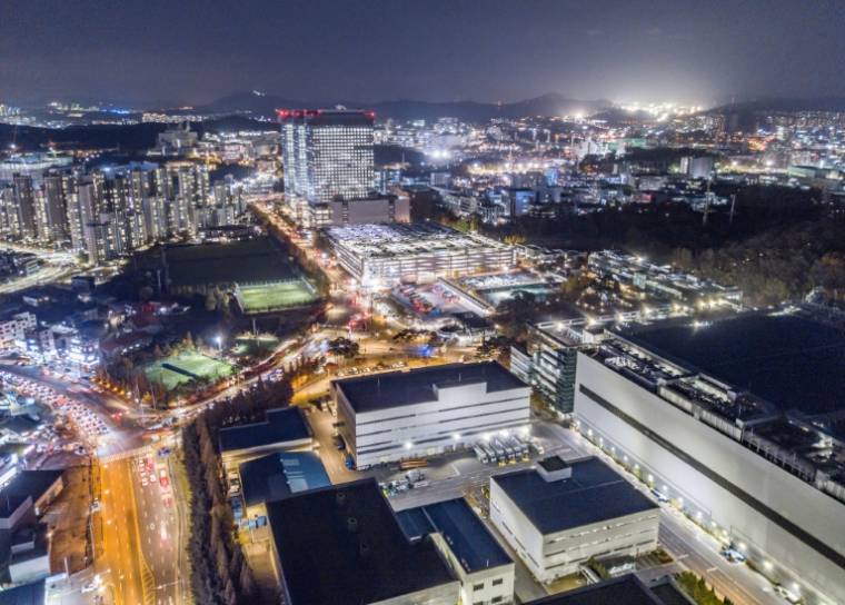 L'usine de semi-conducteurs de Samsung Electronics à Hwaseong, au sud de Séoul, le 19 novembre 2019 ( AFP / Ed JONES )