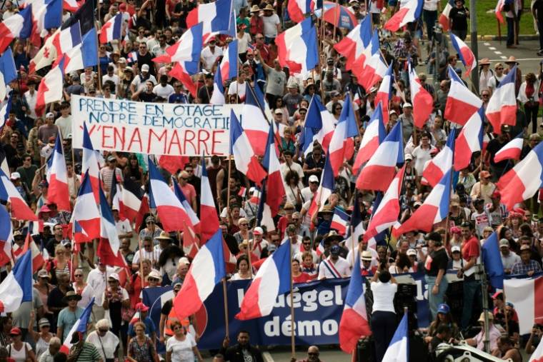 Des drapeaux français lors d'une manifestation en faveur de l'élargissement du corps électoral pour les prochaines élections provinciales en Nouvelle-Calédonie, le 13 avril 2024 à Nouméa  ( AFP / Theo Rouby )