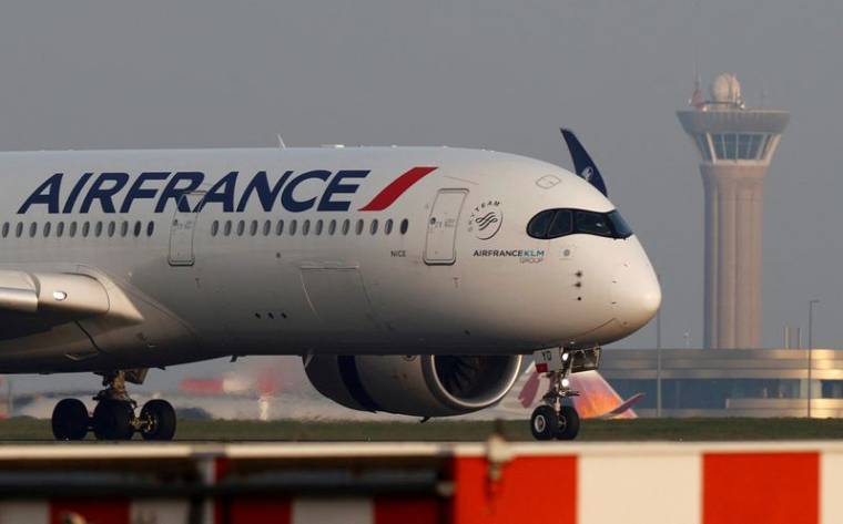Un avion d'Air France atterrit à l'aéroport Charles-de-Gaulle près de Paris